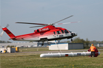 Der BGR-Hubschrauber startet mit der Sonde auf dem Flugplatz in Rotenburg/Wümme zu einem Messflug.