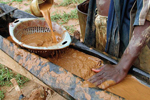 Das Waschen von Gold in einer Mine in Burkina Faso.