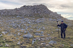 Auf Spitzbergen untersuchten die Geologinnen und Geologen einen Küstenabschnitt, der durch tiefgreifende Erosion und Felsrutschungen betroffen ist. Dort droht ein Küstenabbruch.