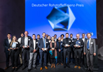 Die Gewinner des Deutschen Rohstoffeffizienz-Preises 2022 bei der Verleihung im Futurium in Berlin. In der Mitte Dr. Franziska Brantner (BMWK, Parlamentarische Staatssekretärin), rechts BGR-Vizepräsident Dr. Volker Steinbach