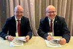 BGR-Präsident Prof. Dr. Ralph Watzel und der stellvertretende Generaldirektor von BRGM, Dr. Christophe Poinssot (rechts im Bild), bei der Unterzeichnung des Kooperationsabkommen.