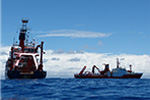 Rendez-Vous im Indischen Ozean: Erstmaliges Treffen der beiden Flaggschiffe der deutschen Meeresforschung FS SONNE (rechts) und FS METEOR
