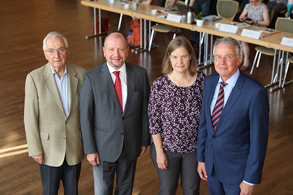 Prof. Dr. Klaus Töpfer, Prof. Dr. Ralph Watzel, Prof. Dr. Miranda Schreurs und Gerhard Enste (Foto v. li.) vor der Sitzung des Nationalen Begleitgremiums in der BGR.