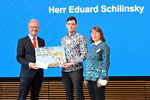 Eduard Schilinsky (Foto Mitte) erhielt als Auszeichnung aus den Händen von BMWK-Ministerialdirigent Dr. Oliver Lamprecht eine Urkunde. Rechts im Bild BGR-Ausbilderin Christa Vinnemann.