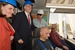 Im Fahrstand der 53 Meter hohen Bohranlage 