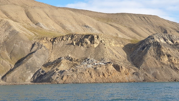 Abb. 1: Blick auf den Forkastningsfjellet, Spitzbergen. Der post-glaziale Bergsturz wird durch flache und tiefgreifende Massenbewegungen erfasst, die jüngste Felsrutschung ereignete sich im August 2016