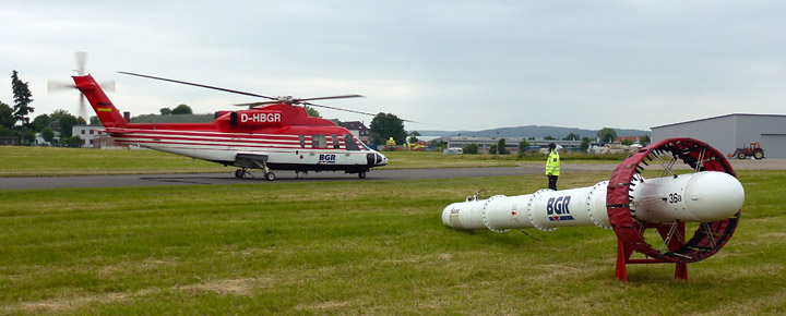 BGR-Hubschrauber mit EM-Sonde beim Start