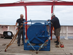 Dennis Hagedorn und Dr. Ingo Heyde von der BGR holen die geschleppten Magnetometer mit einer Kabelwinde ein