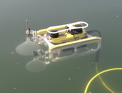 Ferngesteuerter Tauchroboter (VideoRay Pro 3 XE Micro-ROV) mit Sensorprototypen